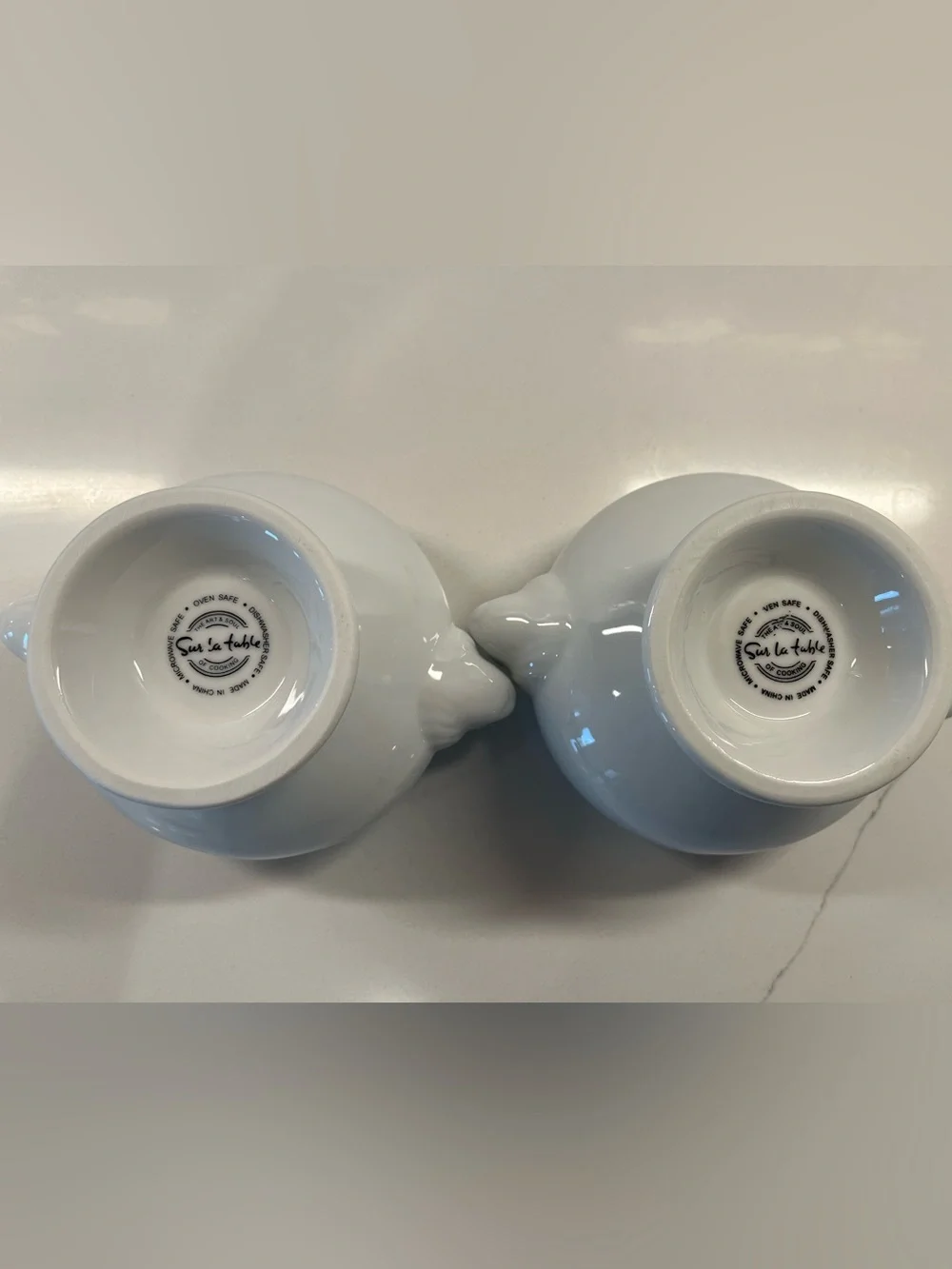 Sur la table white Lions Head Footed Bowls